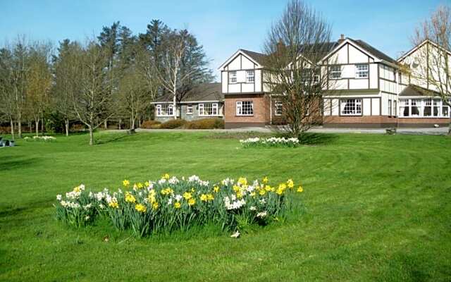 Redwood Country House & Apartments