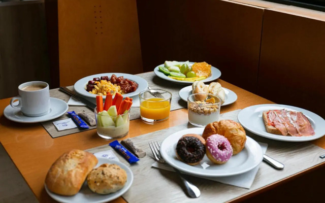 Отель Sercotel de los Reyes