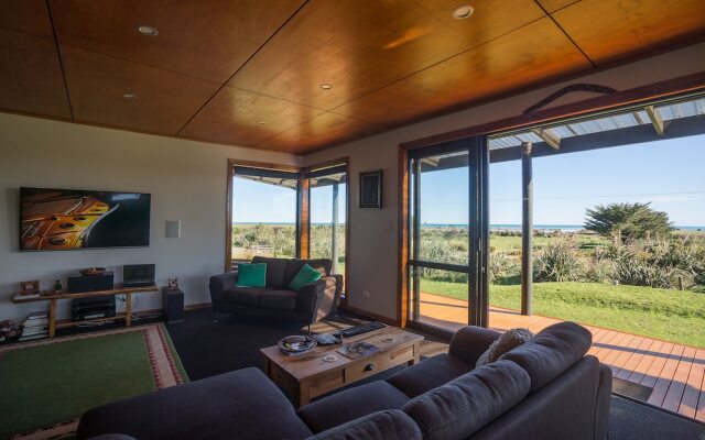 Koru Beach Cabin & B&B Homestay