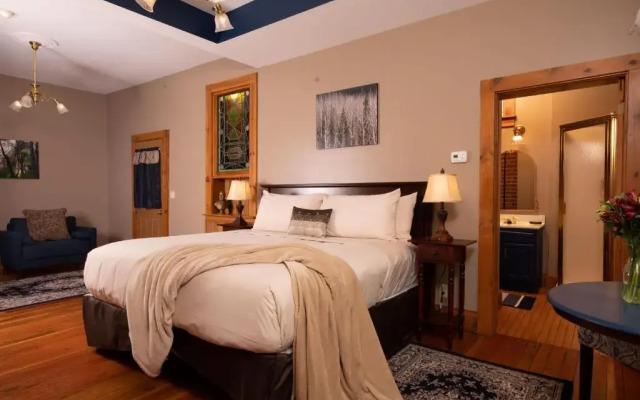 Renaissance Riverboat Suites And Rooms