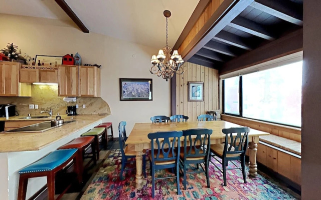 Upgraded 4 Bedrooms at 1849 Condos - Slopeside To Skiing & Mountain Biking