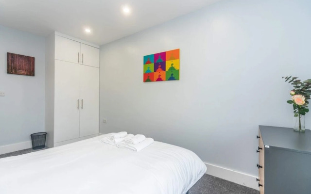 Bright & Chic St John's Hill Duplex