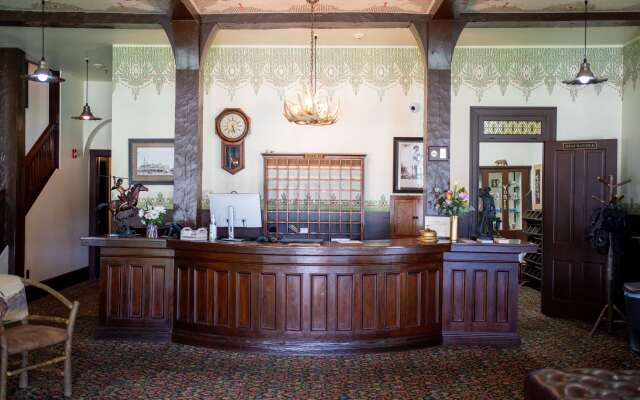 Sheridan Inn, B/W Signature Collection