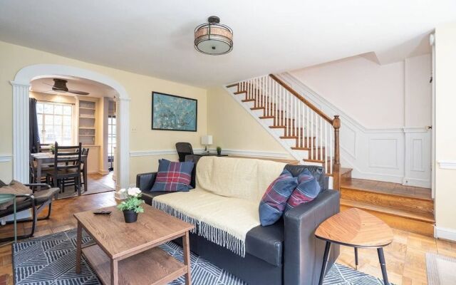 Spacious 4BR CozySuites in Old Town Alexandria