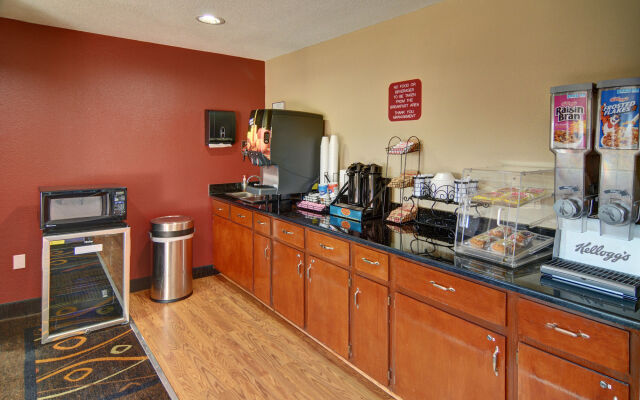 HomeTown Inn & Suites