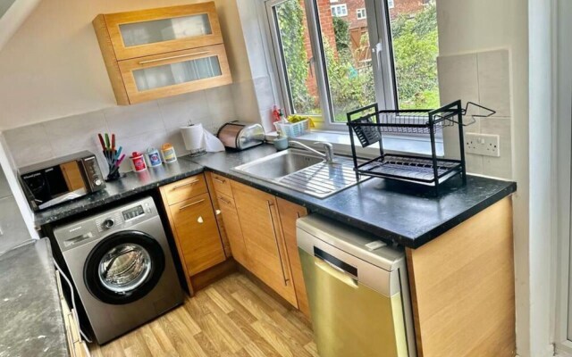 Spacious 3-bed House With car Park Near Heathrow