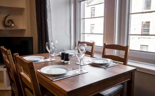 New Superhost Listing: Bright flat nr. University