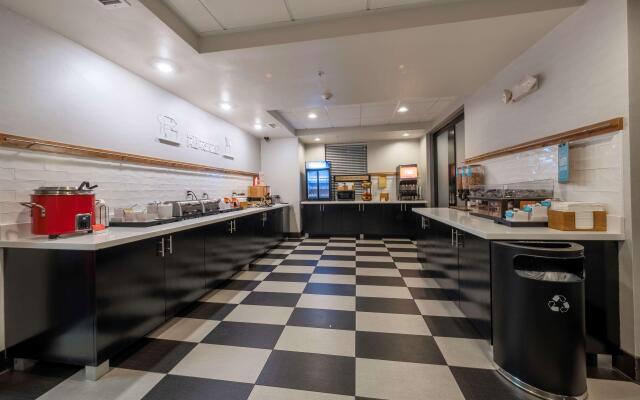 Hampton Inn & Suites DuPont