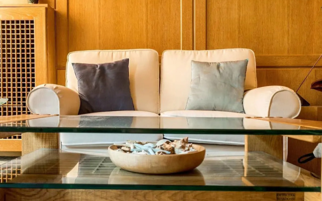 Hintown Brera's Boat