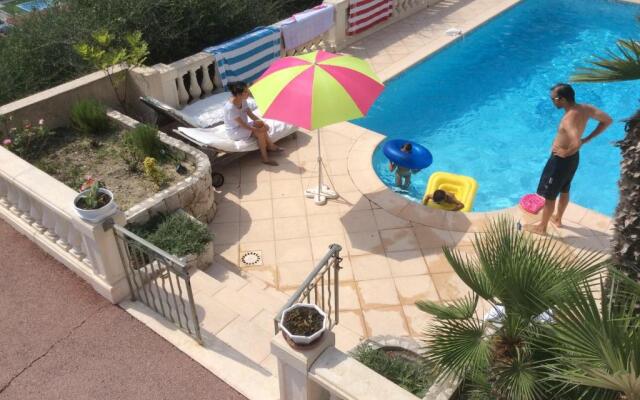 Room in Apartment - Beautiful F1 standing swimming pool, view