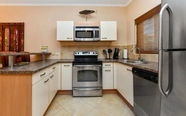 Gated Community 2br3ba Gold Coast Pools GYM