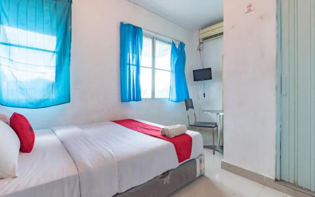 RedDoorz Plus Near Kepri Mall