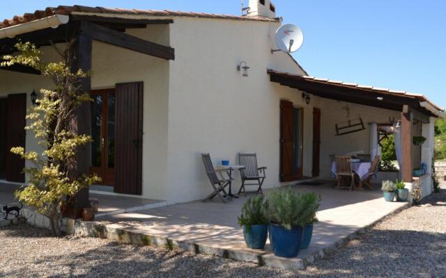 Lovely villa in Cesseras with private swimming pool
