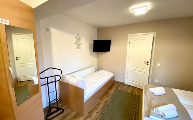 Cristi's Rooms - Pensiune
