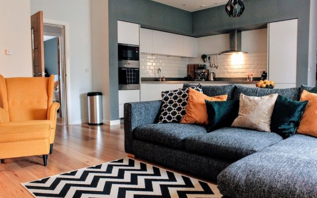 Contemporary Apartment With Garden