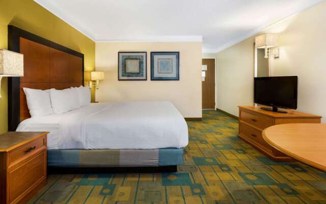 La Quinta Inn & Suites by Wyndham St. Pete-Clearwater Airpt