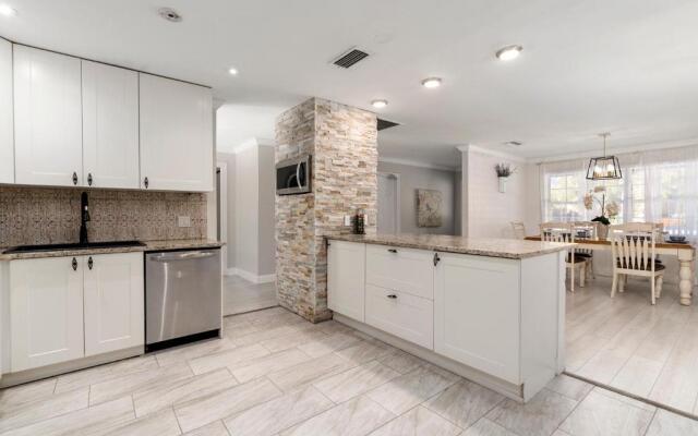Beautiful home- Private getaway-Heated Pool/Hottub