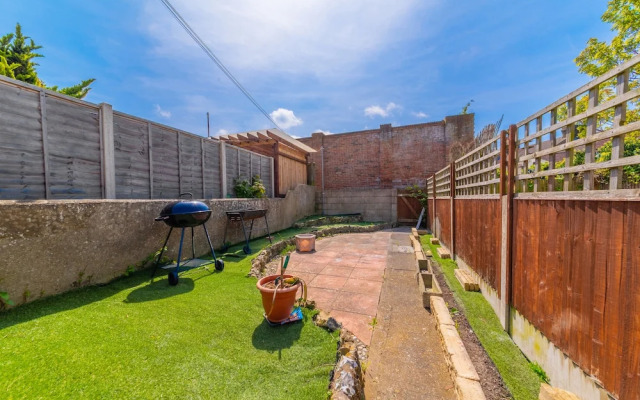 Stylish 3-bed House With Free Parking & Wifi
