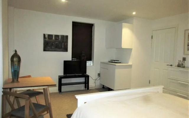 Stylish Private Double En-suite - 1