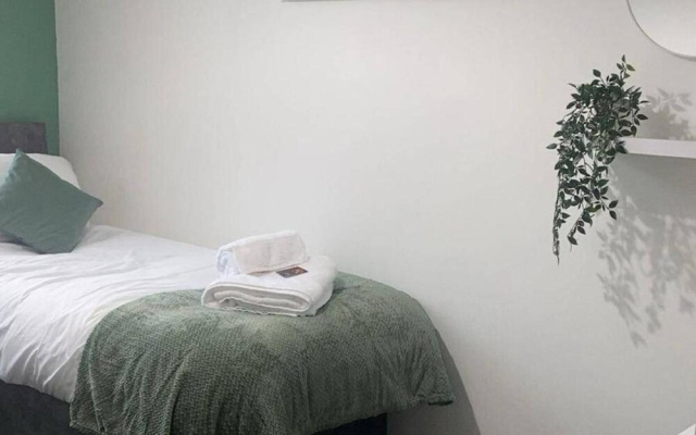 2 Bed Flat - Sleeps 5 - Parking - Wifi