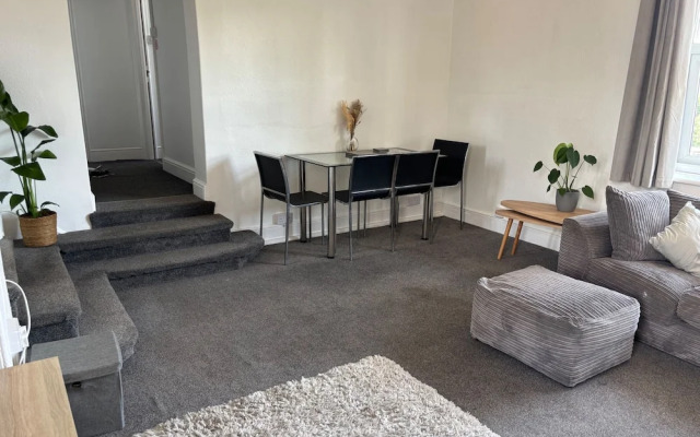 Modern 2-bed Victorian Apartment - Sleeps 6 & Pets