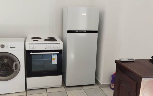 Perissa Art Villa - Kitchen & Washing Machine