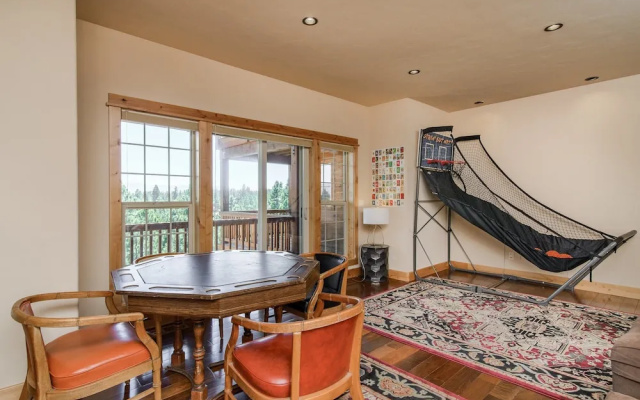 Stunning and Spacious in Truckee by RedAwning
