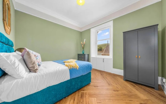 Stylish 4 Bed-town Centre