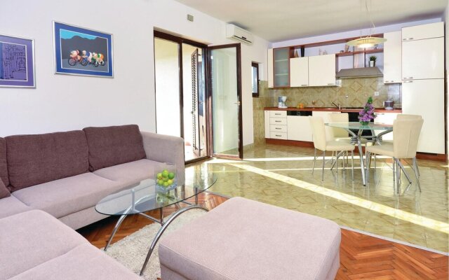 Stunning Home in Kanica With Wifi and 6 Bedrooms