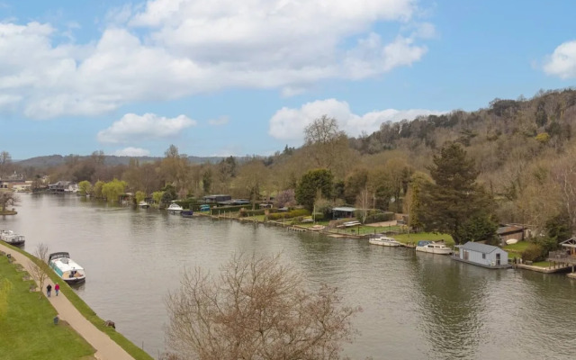 Ondine Houseboat on the Thames - From 160 Per Night