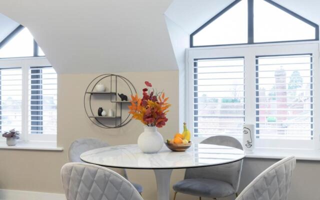 Elliot Oliver - Stylish Loft Style 2 Bedroom Apartment With Parking