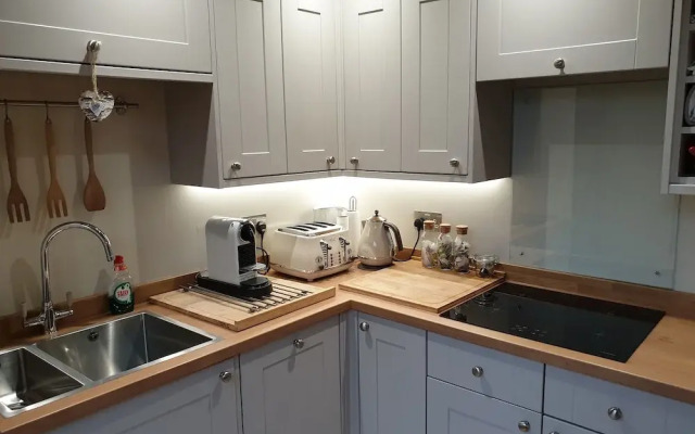 2 Bedroom Central Stylish Flat