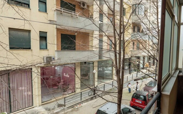 Tirent Apartment - Spacious 2-Bedroom Stay Near Liqeni i Thatë