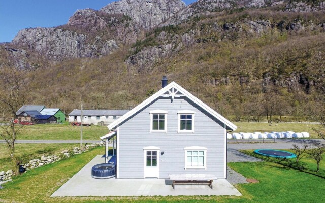 Stunning Home in Dirdal With 4 Bedrooms and Wifi