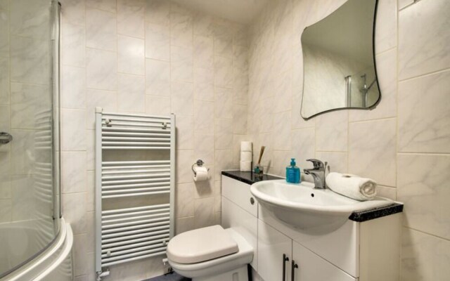 Spacious and Stylish 4-bed Georgian Apartment