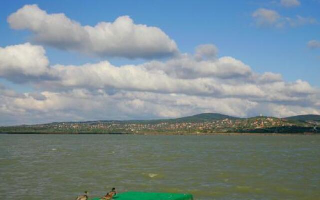 Tóparti Wellness Apartman
