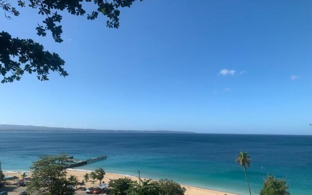 Aguadilla Waves Apt with electricity water AC WIFI 8 minute walk from Crashboat beach