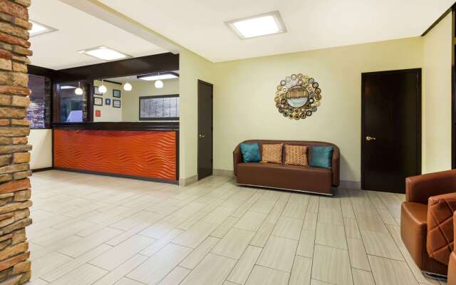 Howard Johnson by Wyndham Arlington Ballpark / Six Flags