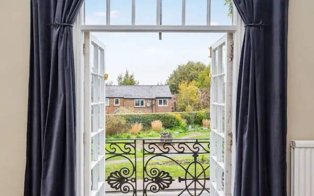 Morleys Bistro | By Huluki Sussex Stays