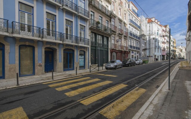 High Ceiling Duplex Apt Cais do Sodre