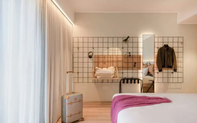Moxy Verona