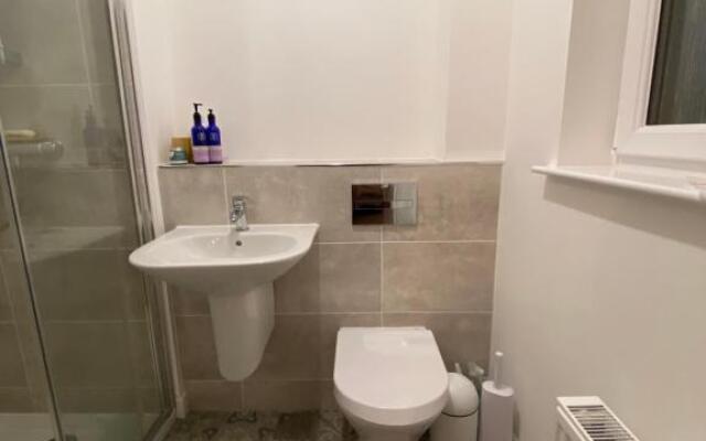 Luxury 4 bed detached 3 beds