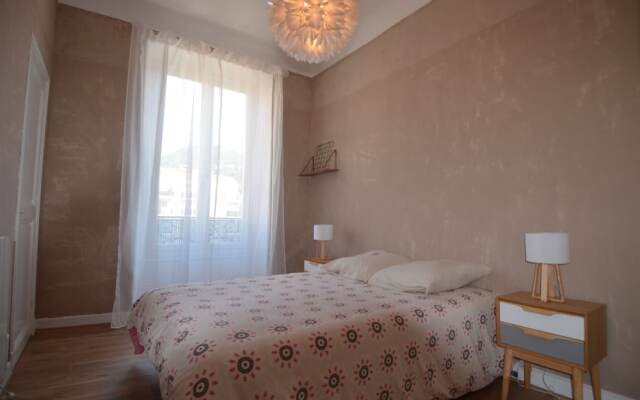 Cosy Apartment 4 Persons Near Train Station Nice Riquier