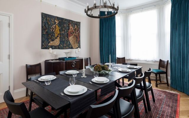 5BR Family Home in Leafy SW London