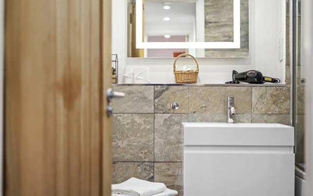 Livestay- Trendy 1bed With Balcony in Westminster