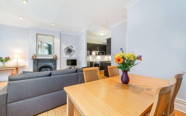 Inviting top Floor one Bedroom Apartment With Terrace by Trafalgar Square
