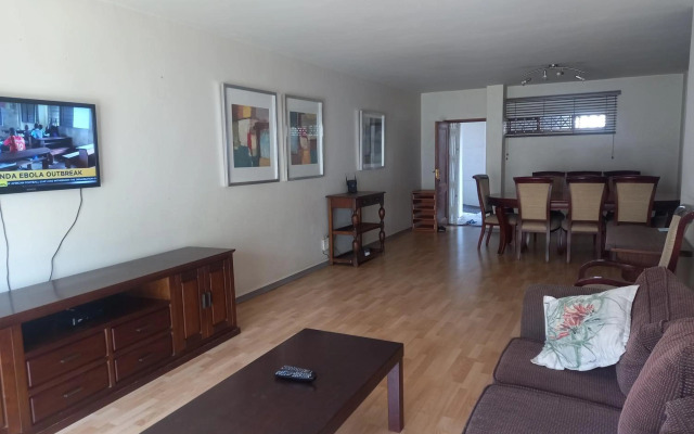 Mount Royal - 32 Large 1 bed with balcony upstairs