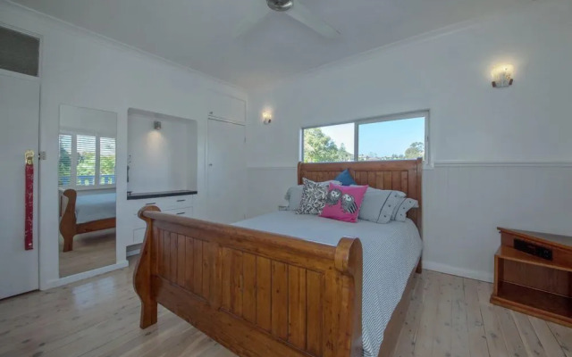 Christmas Bush Avenue, 2/1