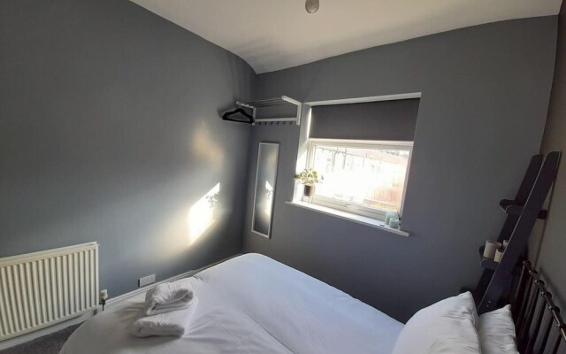 Spacious 5-bed House - Sleeps 10, Garden & Parking