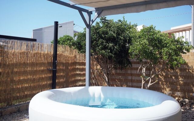 Dependance in villa con piscina